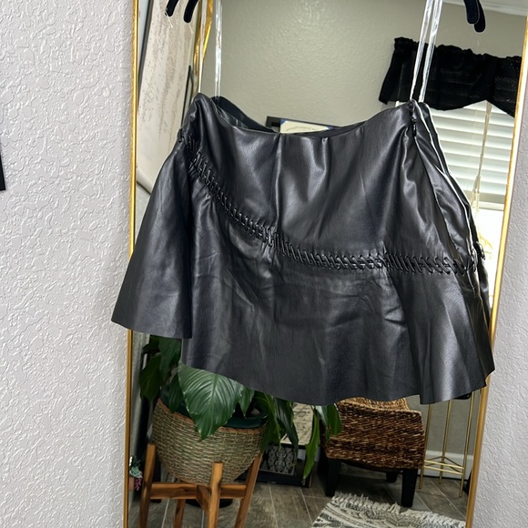 HOUSE OF CB 'Nova' Black Vegan Leather Mini Skirt NWOT - Picture 8 of 8